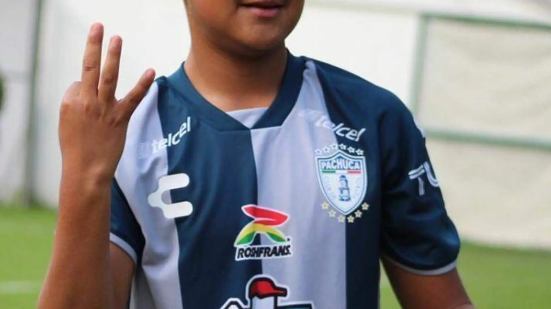 Con fuerte pegada, Adrián comenzó jugando en la categoría Sub-13